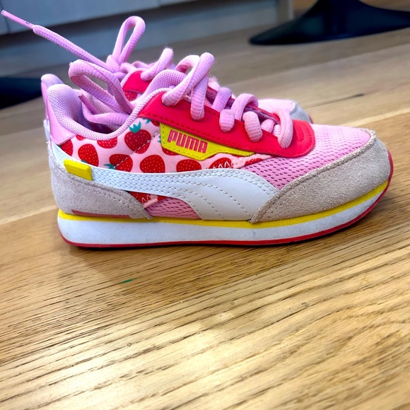 Girls 13 Puma shoes - Picture 1 of 6
